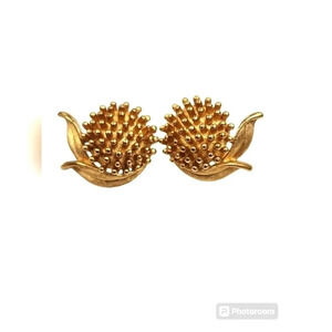 VINTAGE WOMENS GOLD TONE CORO CLIP ON EARRINGS